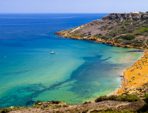 I colori incontaminati e vivaci di Rama Bay a Gozo