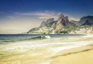Vita notturna e passeggiate interminabili per una delle spiagge brasiiane più frequentate